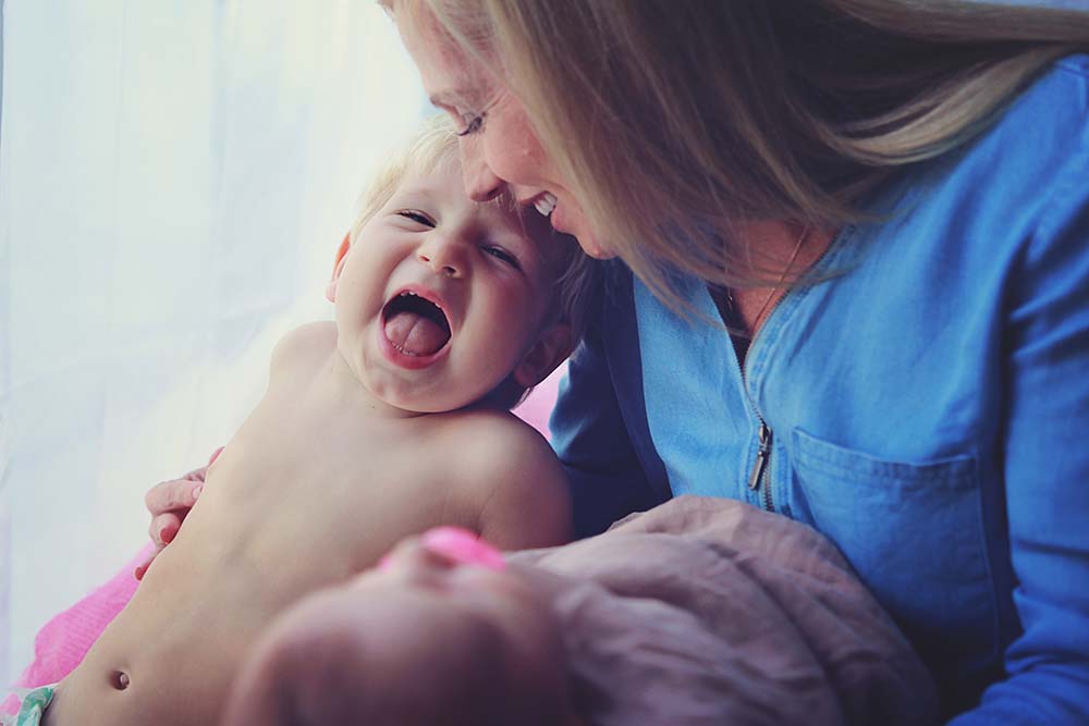 a-moment-with-mum-and-baby-sister-gold-coast-newborn-photographer