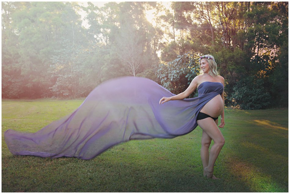 Maternity stort telling purple flowing fabric
