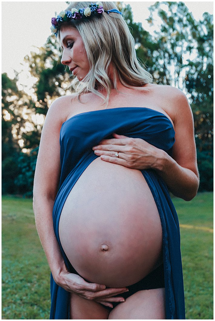 Gold-Coast-Pregnant-Woman-enjoying-the-bushland-for-her-maternity-photography