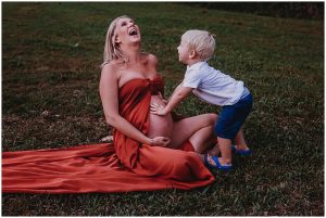 gold-coast-rainforest-maternity-image-with-pregnant-mum-and toddler-giving-bump-kisses