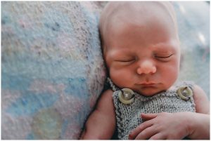 newborn-baby-sleeping-on-on-mums-baby-blanket-gold-coast-inhome-lifestyle-photography