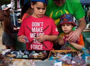kids-looking-at-crystals-in-the-martket-at-Pottsville-family-documentary-photography