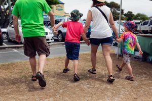 Parents-hanging-onto-to-kids-as-walking-through-Pottsville-Markets-Family-Photography