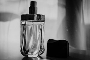 blog-image-black-and-white-image-of-carol-weber's-favourite-perfume-knowing-estee-Lauder-