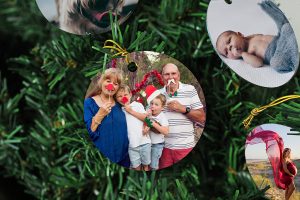 a-cute-xmas-ornament-showing-a-fun-photo-of-grandparents-with-their-grandkids